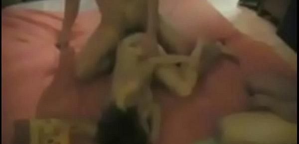 0517 Je la mate se faire baiser cette petite salope